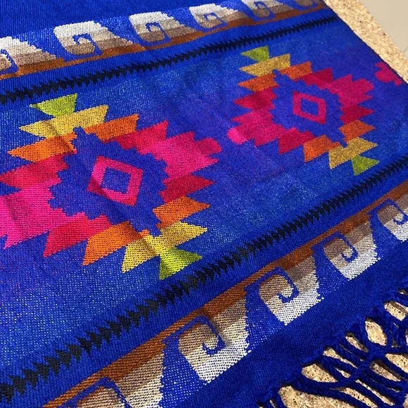 Wool Women’s Wrap or Cape Colorful Aztec Type Design Made in Ecuador One Size - Picture 8 of 16